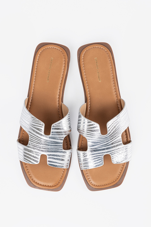 Chanclas de color plata con punta...