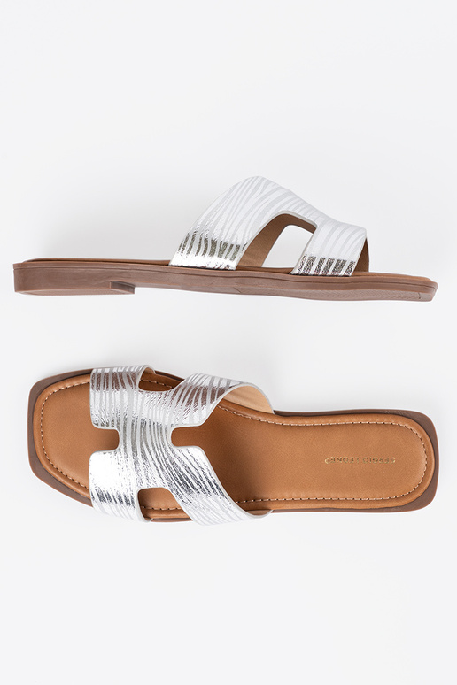 Chanclas de color plata con punta...