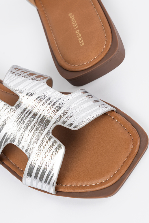 Chanclas de color plata con punta...
