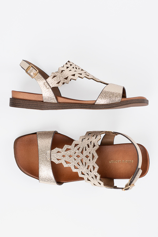 Sandalias de color marfil sobre...