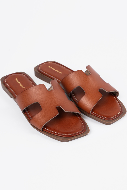 Chanclas de color marrón con punta...