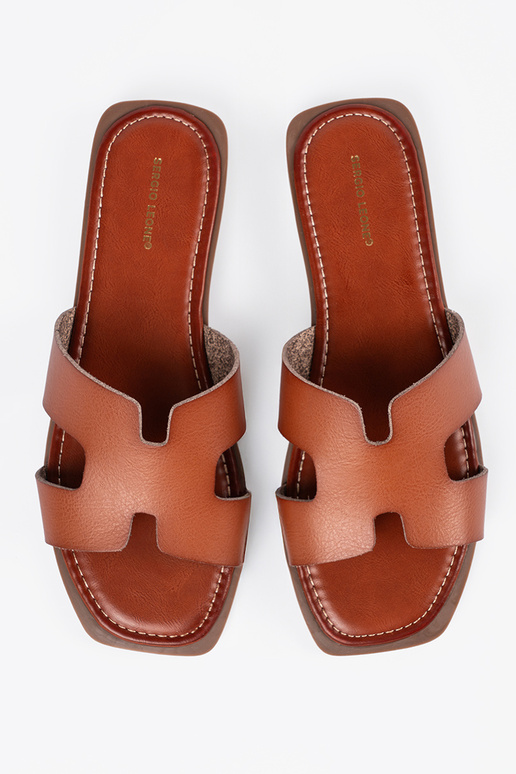 Chanclas de color marrón con punta...