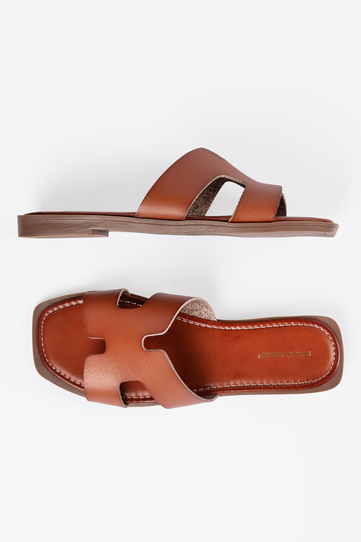 Chanclas de color marrón con punta...