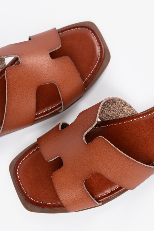 Chanclas de color marrón con punta...