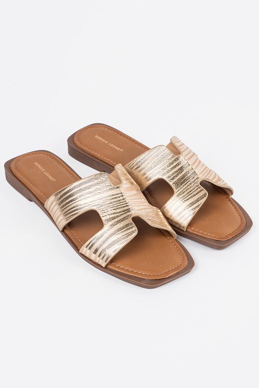 Chanclas de color dorado con punta...