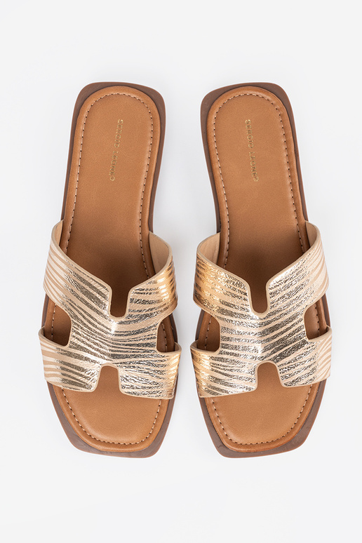Chanclas de color dorado con punta...