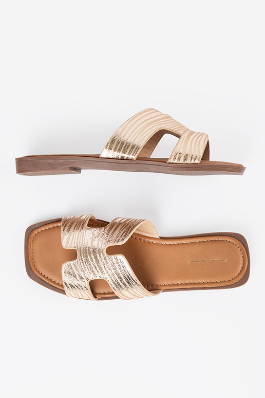 Chanclas de color dorado con punta...