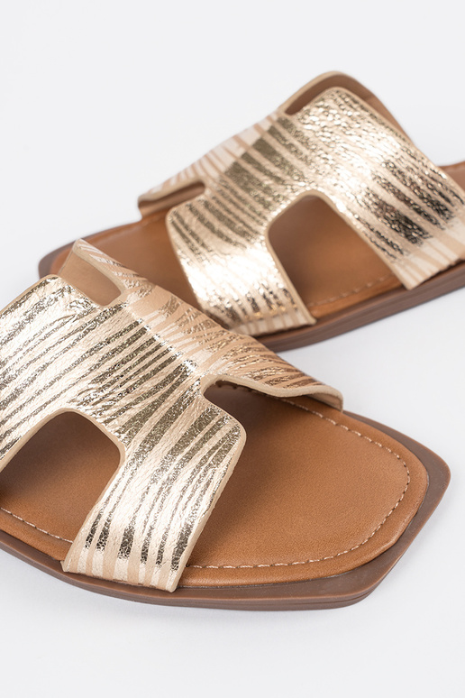 Chanclas de color dorado con punta...
