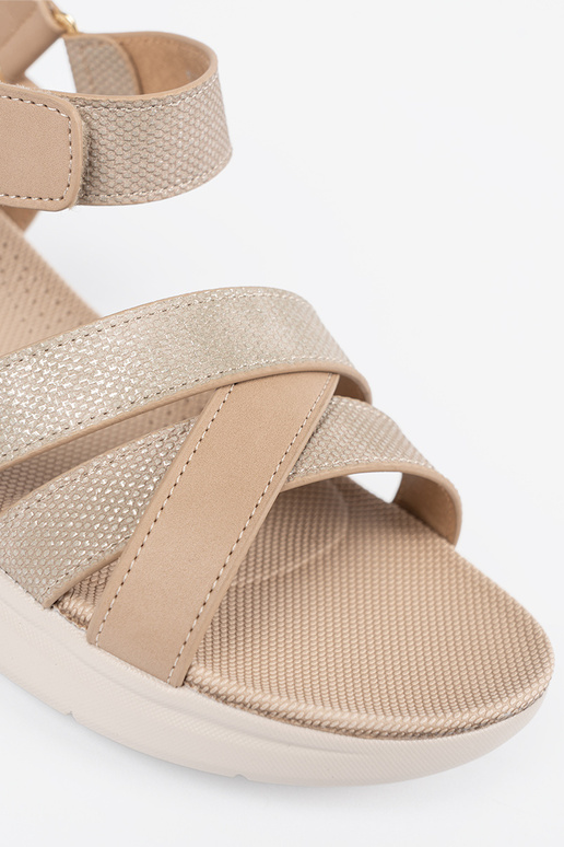 Sandalias de color negro con tiras...