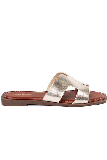 Chanclas de color dorado...