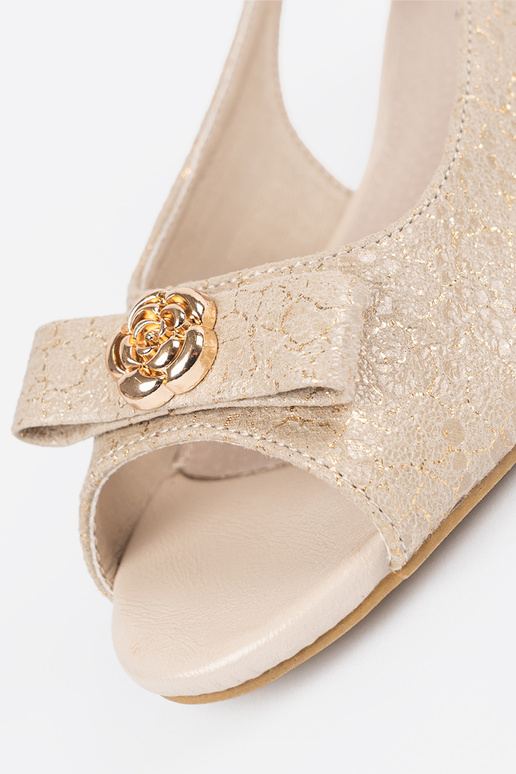 Mules con dedos al aire color dorado