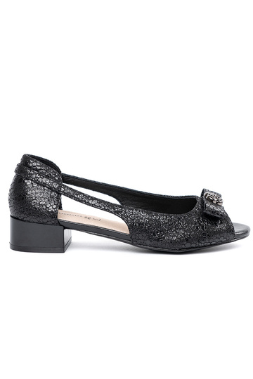 Mules con hebillas y dedos...