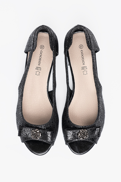 Mules con hebillas y dedos al aire...