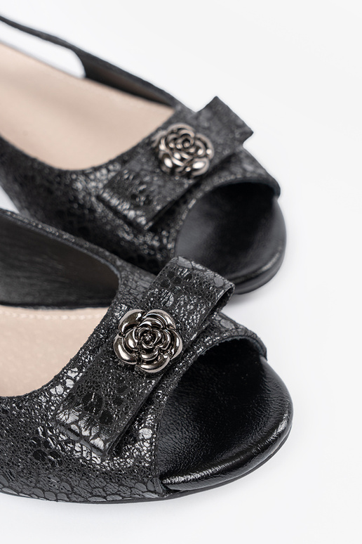 Mules con hebillas y dedos al aire...