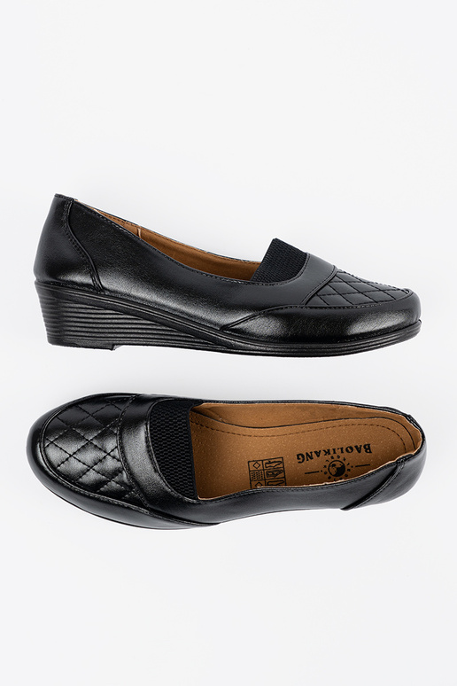 Zapatos de tacón negro de modelo...