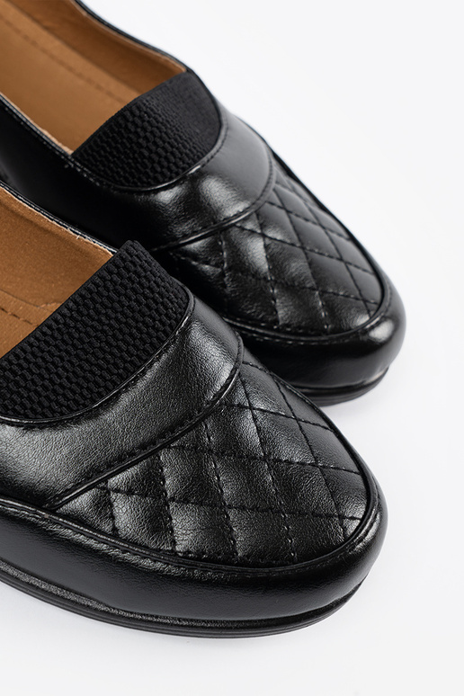 Zapatos de tacón negro de modelo...