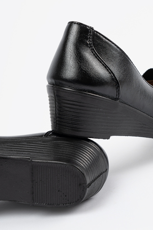 Zapatos de tacón negro de modelo...