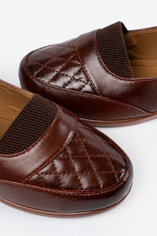 Zapatos de tacón marrón de modelo...