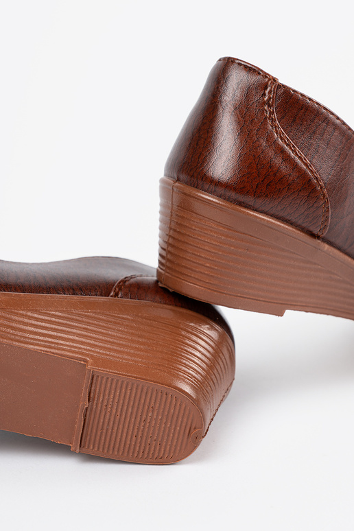 Zapatos de tacón marrón de modelo...