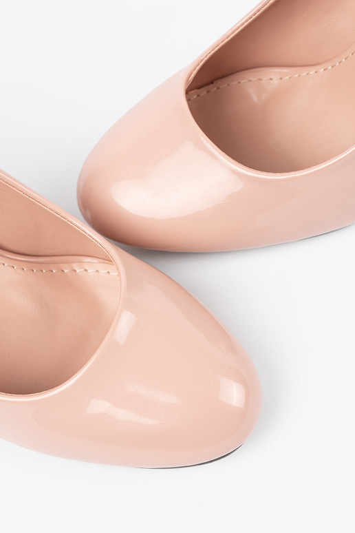 Zapatos de tacón color marfil de charol