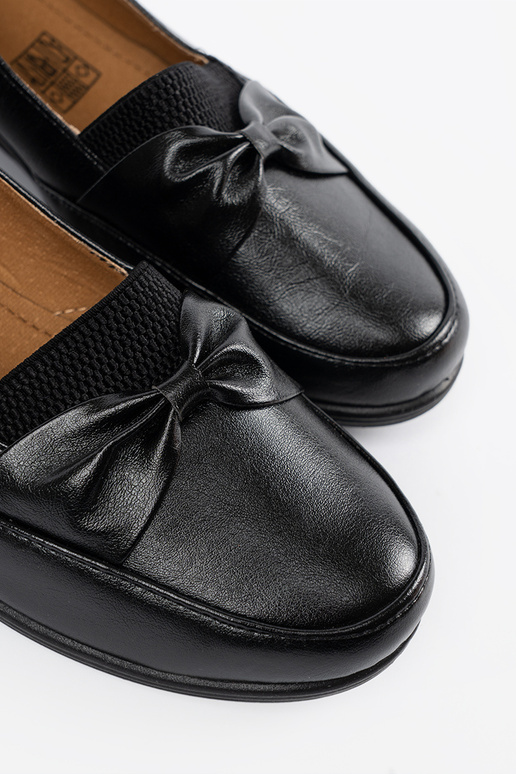 Zapatos de tacón negro con cierre y lazo