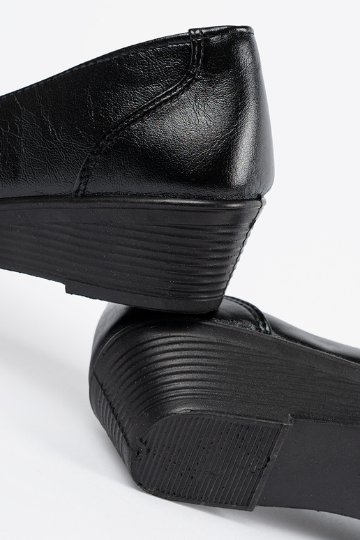 Zapatos de tacón negro con cierre y lazo