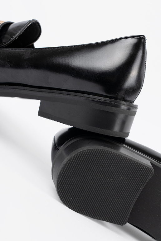 Mocasines negros lacados con perlas Mocasines negros lacados con perlas