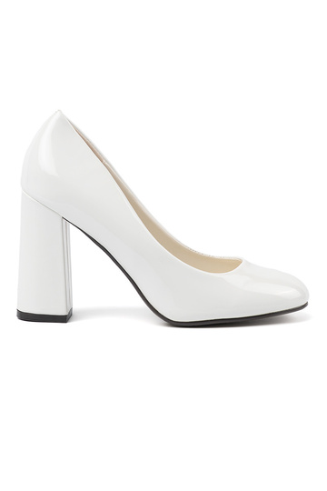 Zapatos de tacón blancos...