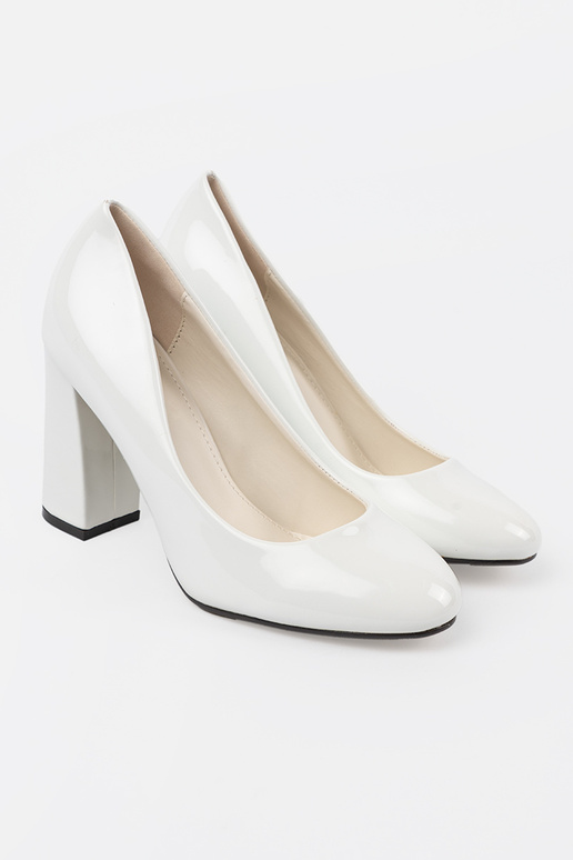 Zapatos de tacón blancos lacados