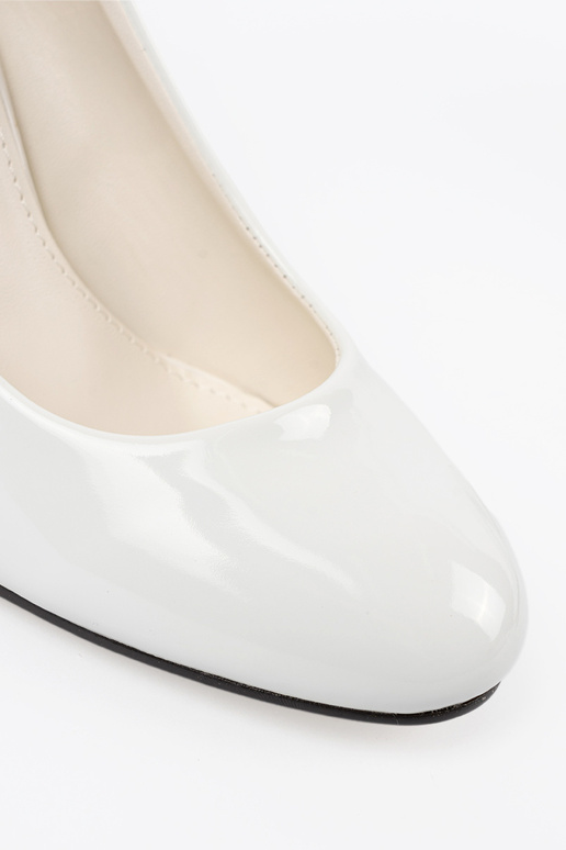 Zapatos de tacón blancos lacados