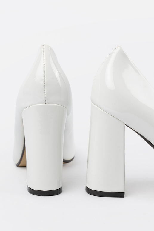 Zapatos de tacón blancos lacados