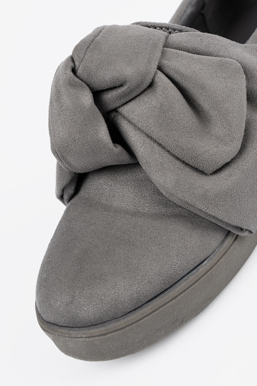 Zapatos grises con cierre y lazo