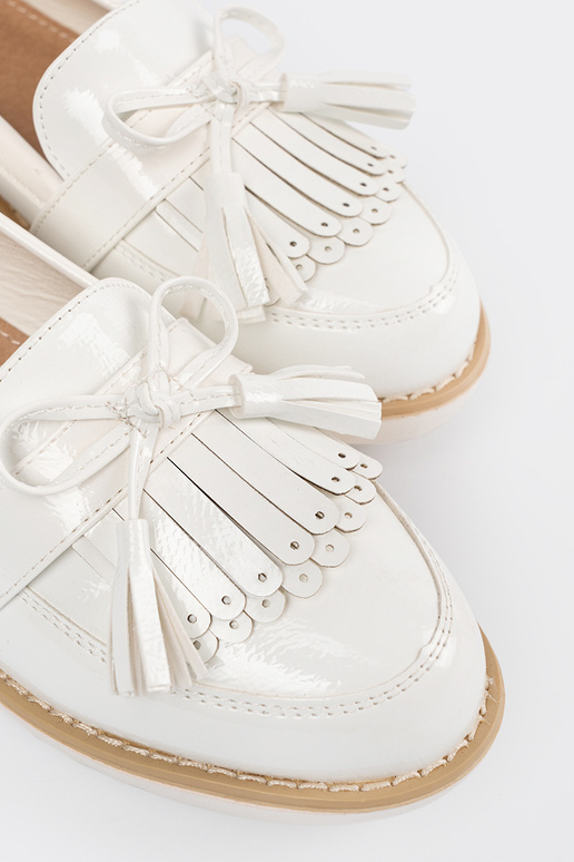 Mocasines blancos lacados con lazo Mocasines blancos lacados con lazo
