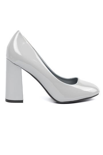 Tacones lacados grises