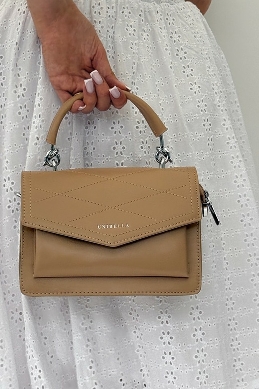 Bolso color marfil poco elegante con...