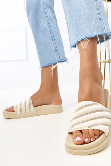 Zapatillas de color arena...