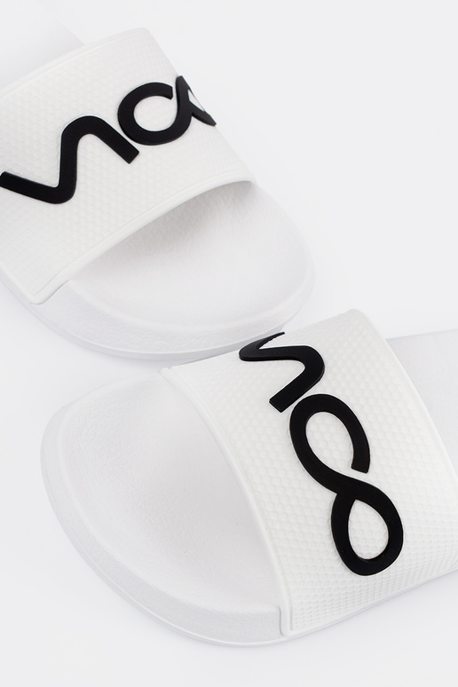 el color blanco Zapatillas con una nota