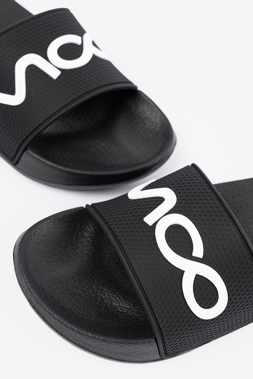 de color negro Zapatillas con una nota