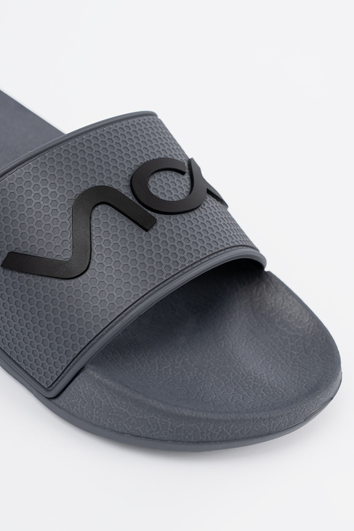 color gris Zapatillas con una nota