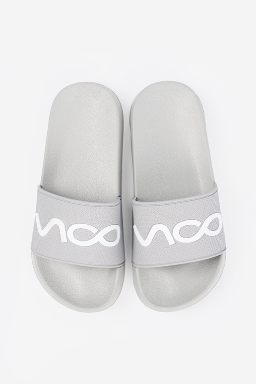 color gris Zapatillas con una nota