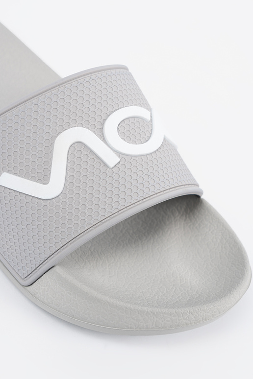 color gris Zapatillas con una nota