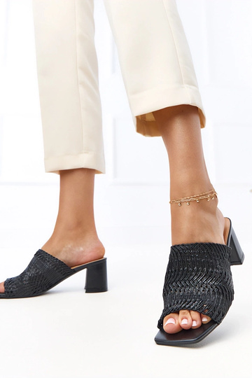 Zapatillas negras de tacón con tiras trenzadas Gamboa 2