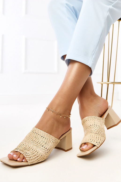 Zapatillas color arena de tacón con...