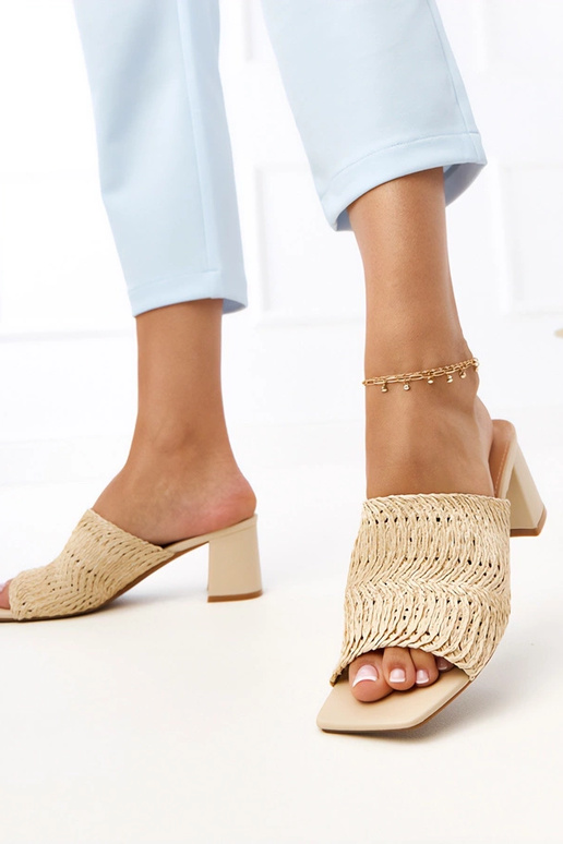 Zapatillas color arena de tacón con...