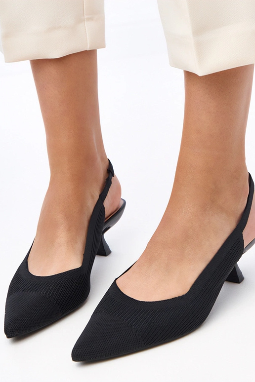 Zapatos de tela negros de tacón bajo...