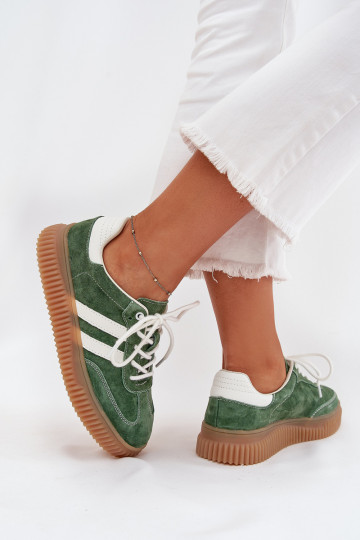 de gamuza Zapatillas modelo zapatos. Femenino con una plataforma color verde Venera