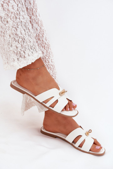 Chanclas planas blancas para mujer con rayas y detalles dorados Kerenza