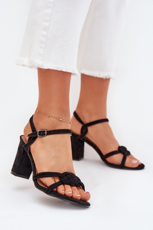 Sandalias de tacón alto para mujer. de color negro Tiene quevira