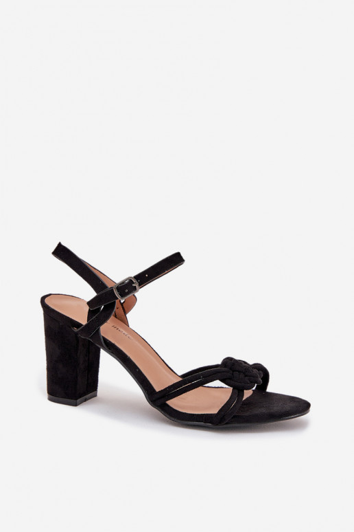Sandalias de tacón alto para mujer. de color negro Tiene quevira