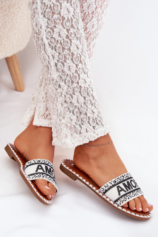 zapatillas de mujer con tacones anchos Con decoración Amore el color blanco Avelina
